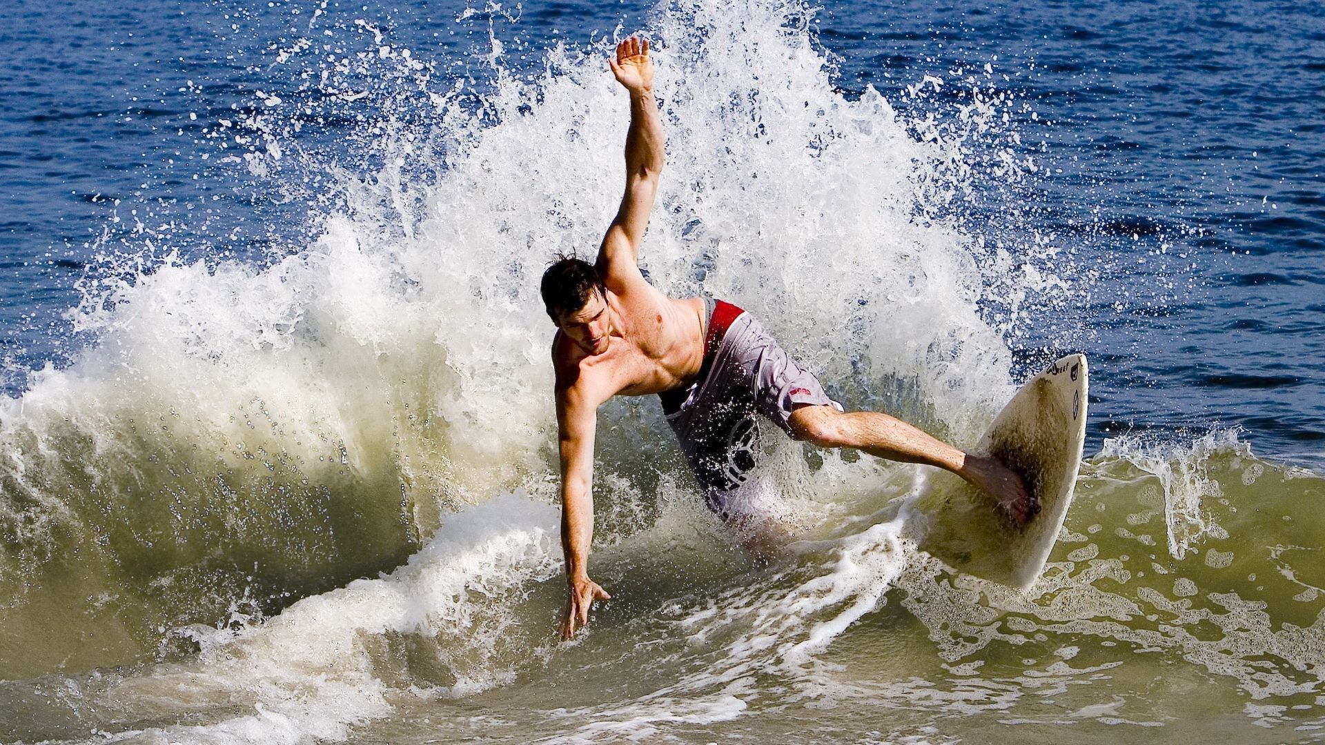 爱游戏体育官网-主场气氛热烈观众打出创意标语为球队送上全场支持，球队主题